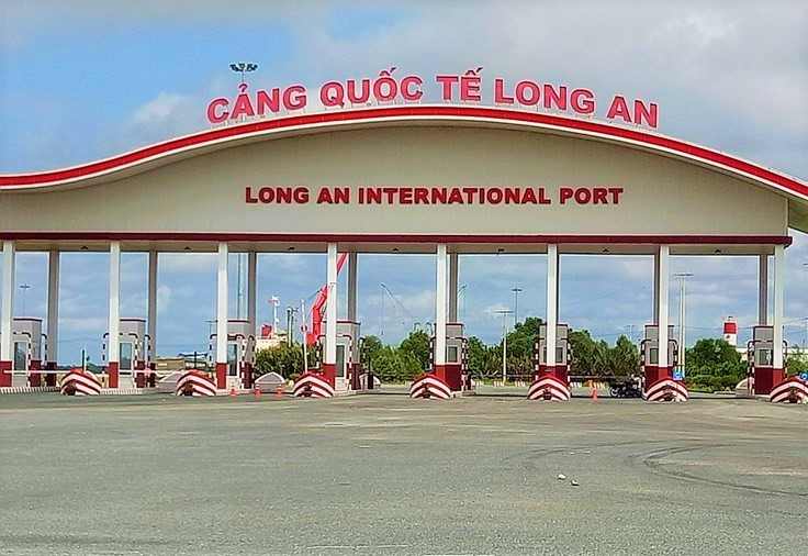 Da-xuat-50000-tan-thep-qua-cang-quoc-te-long-an-07-.6986